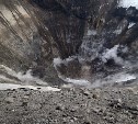 Курильчанин снял впечатляющие кадры вулкана Эбеко, стоя на краю кратера