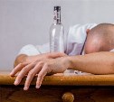 Сахалинец за отказ дать алкоголь ударил одноклассницу бутылкой по голове
