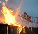 Пожар в двухквартирном доме тушили ночью в Макаровском районе