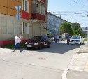 В Южно-Сахалинске таксист сбил электросамокатчика