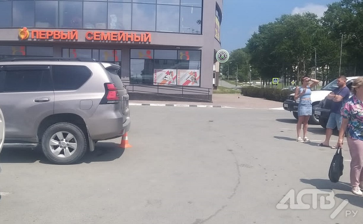 Водитель Subaru Forester врезался в стоящий Toyota Land Cruiser Prado и скрылся с места ДТП в Долинске