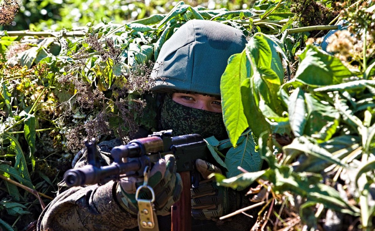 На Сахалине военнослужащие ВВО осваивают навыки тактической стрельбы