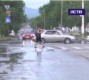 Перекрёсток улиц Комсомольской и Емельянова в Южно-Сахалинске заливает водой