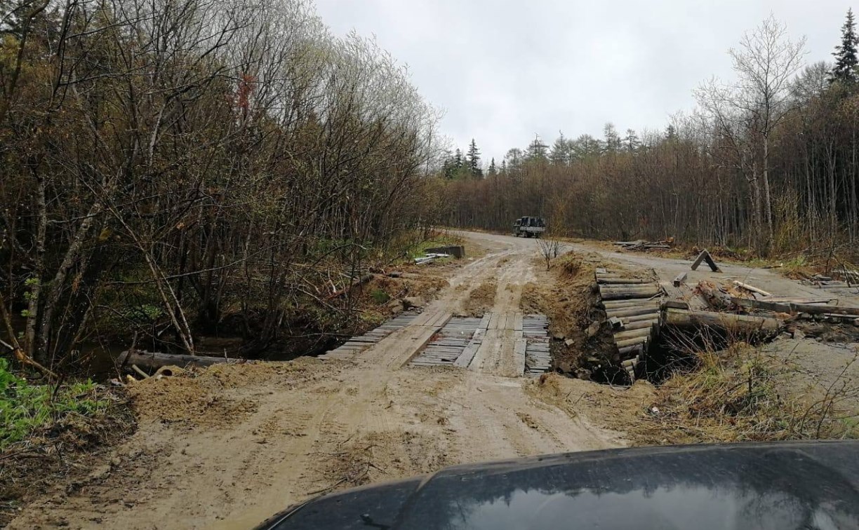 Рядом с обрушившимся мостом в Александровск-Сахалинском районе сделали временный