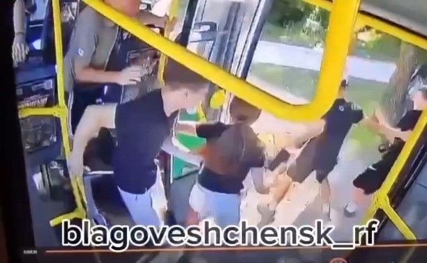 В Благовещенске подростки на ходу выпрыгнули из автобуса, чтобы не платить за проезд