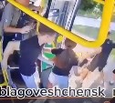 В Благовещенске подростки на ходу выпрыгнули из автобуса, чтобы не платить за проезд