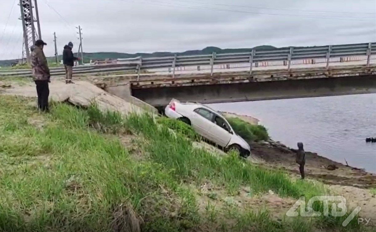 В Охотском из воды вытянули иномарку, которая улетела туда после ДТП