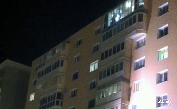  В Южно-Сахалинске с балкона пускали петарды в прохожих и машины