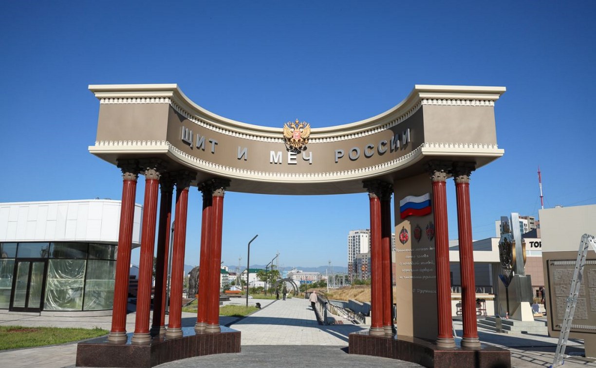 Предстанет обновлённым ко Дню города: мэр Южно-Сахалинска Сергей Надсадин проинспектировал ход работ в сквере "Щит и меч"
