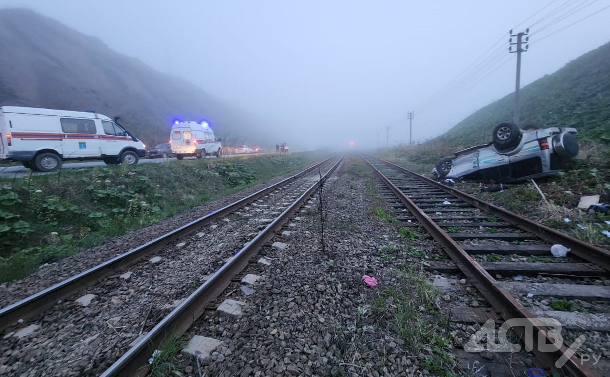 Внедорожник перевернулся у железной дороги на Сахалине