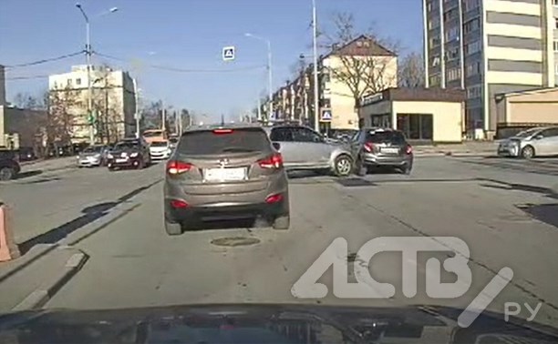 "Вылетел на красный": момент ДТП на перекрёстке в Южно-Сахалинске попал на видео