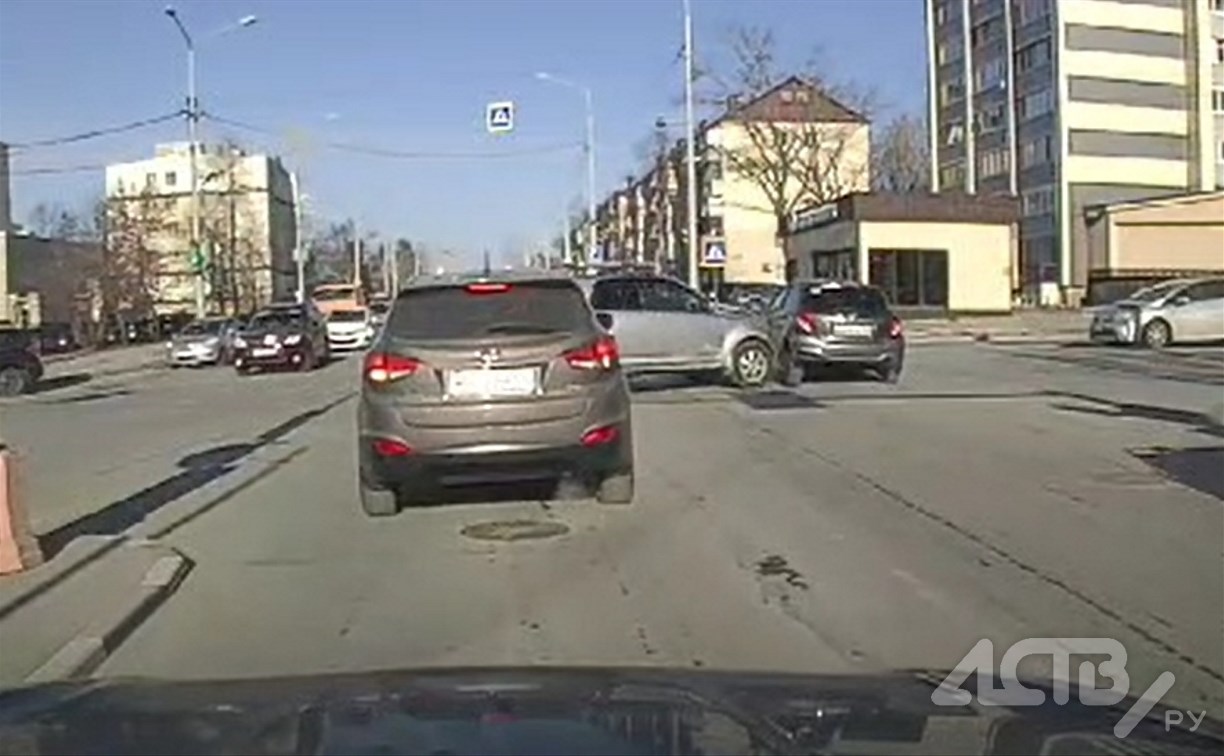 "Вылетел на красный": момент ДТП на перекрёстке в Южно-Сахалинске попал на видео 