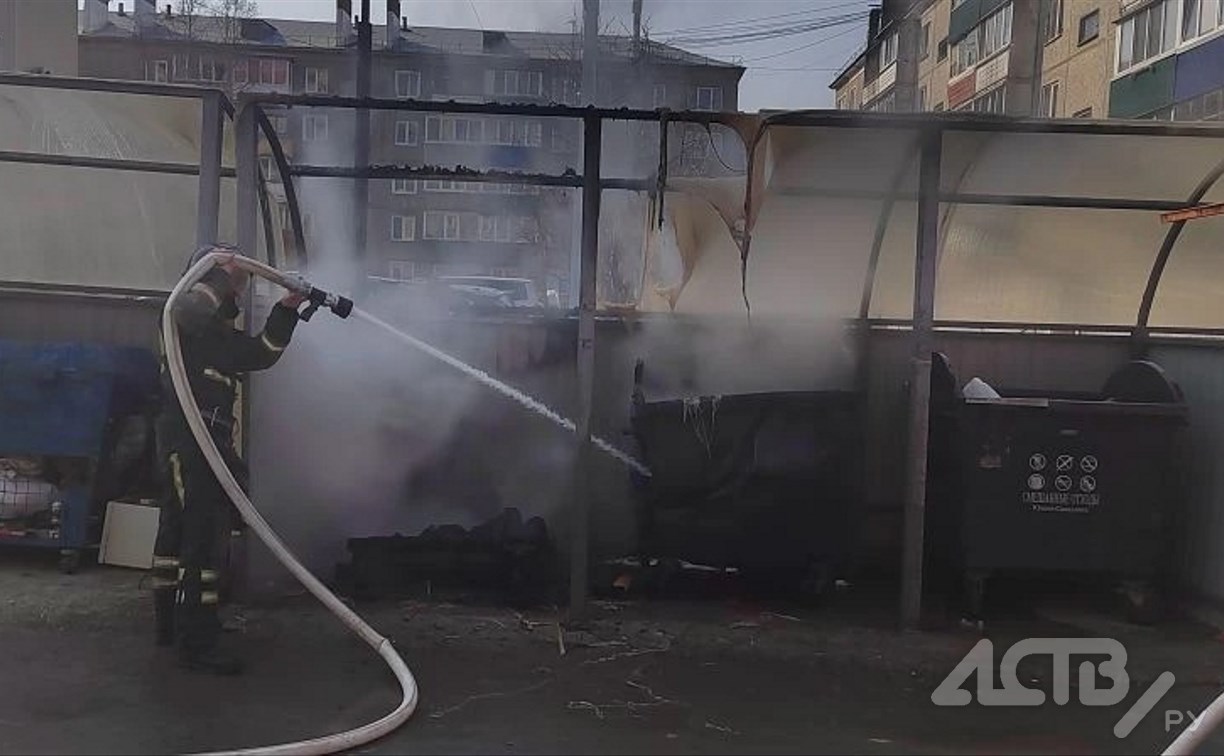 Два мусорных бака сгорели во дворе дома в Южно-Сахалинске