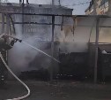 Два мусорных бака сгорели во дворе дома в Южно-Сахалинске