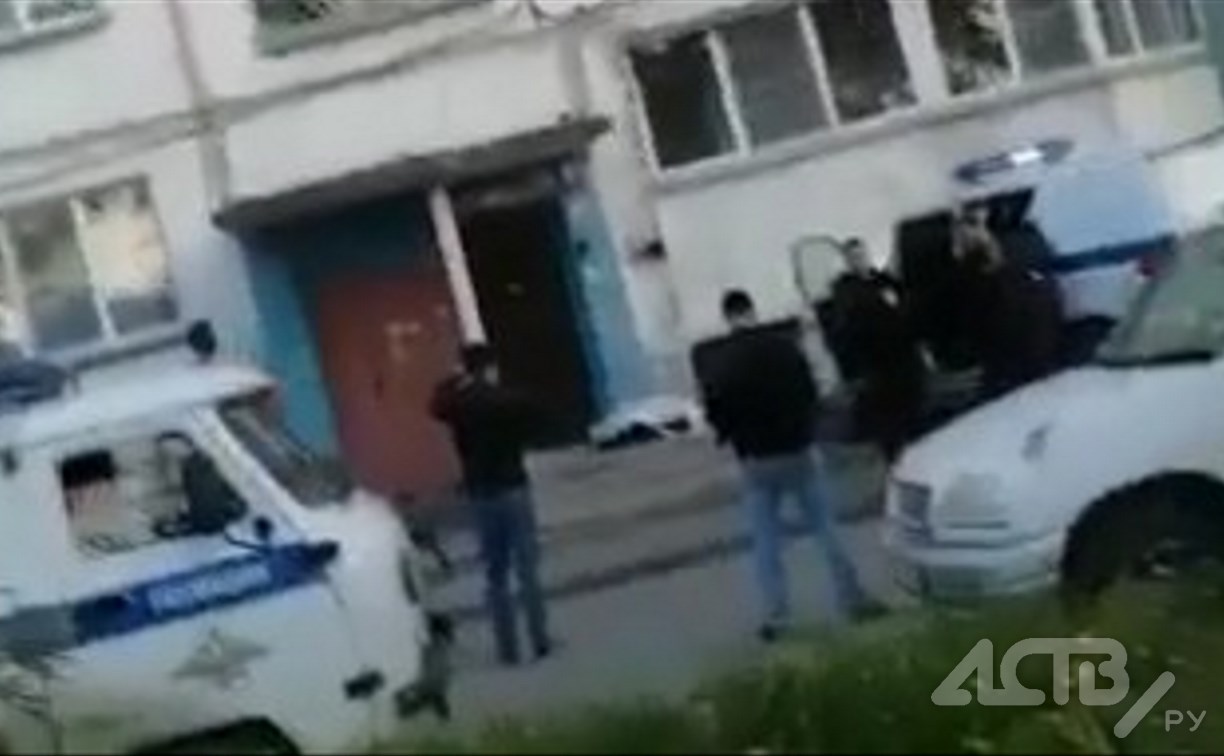 Жители Южно-Сахалинска сообщили о трупе возле подъезда дома