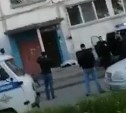 Жители Южно-Сахалинска сообщили о трупе возле подъезда дома