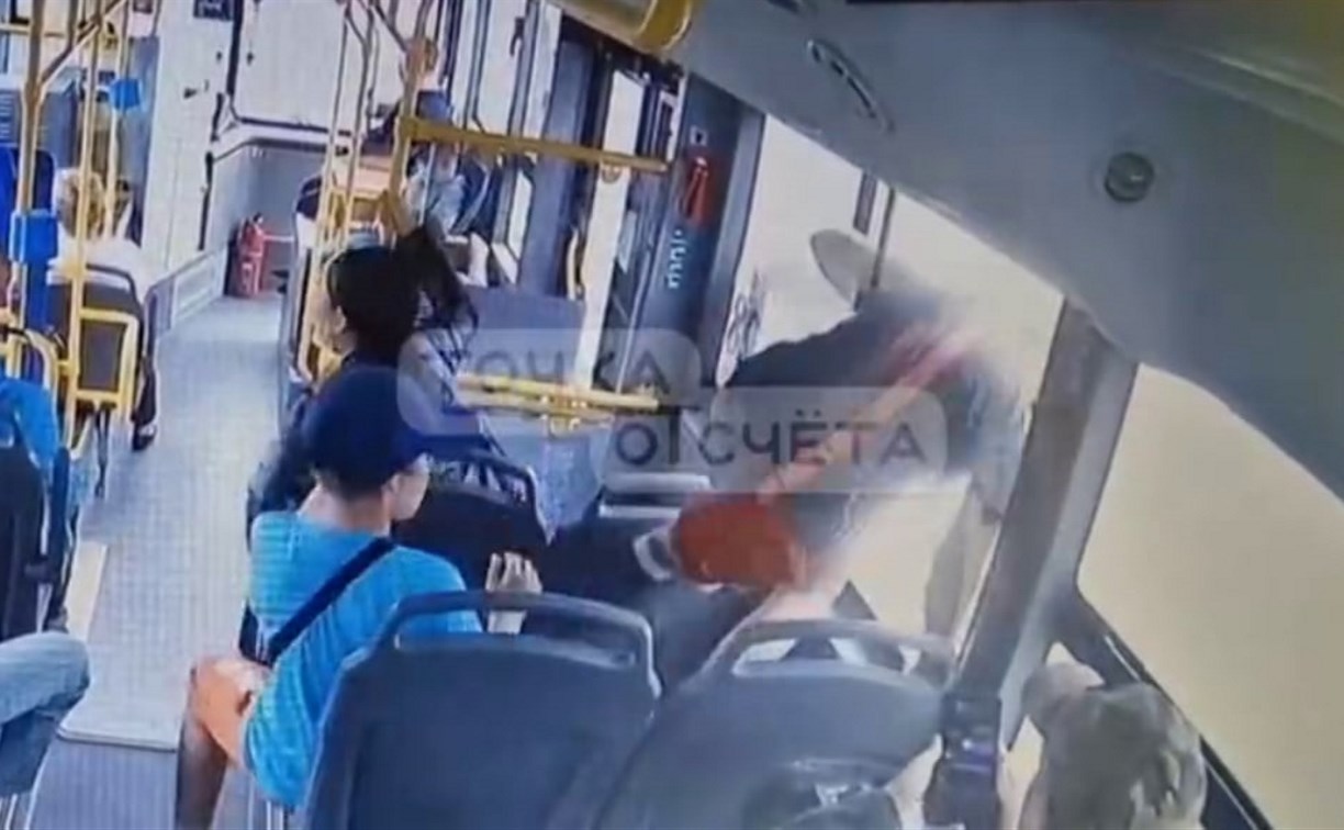 Полиция и СК на Сахалине проверят сообщения о подростках, выпрыгивающих из окон автобусов