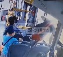Полиция и СК на Сахалине проверят сообщения о подростках, выпрыгивающих из окон автобусов