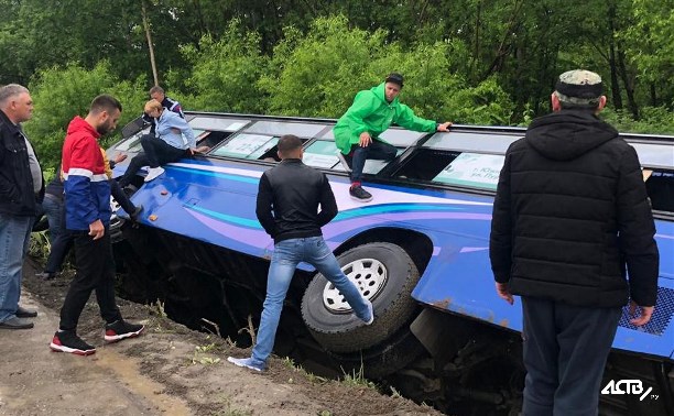 На юге Сахалина в ДТП с рейсовым автобусом пострадали пассажиры