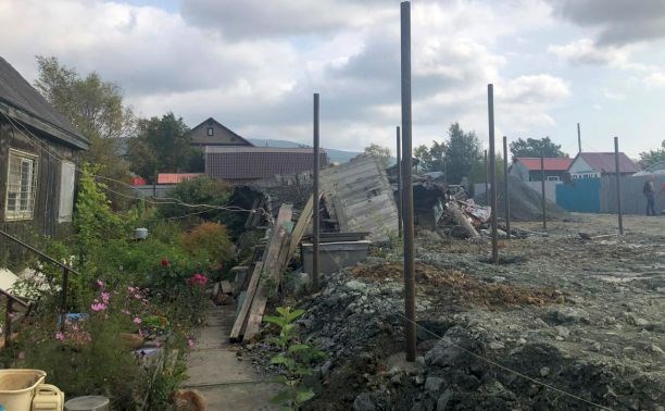 Южно-сахалинский предприниматель снёс остатки забора и кустов соседки-пенсионерки