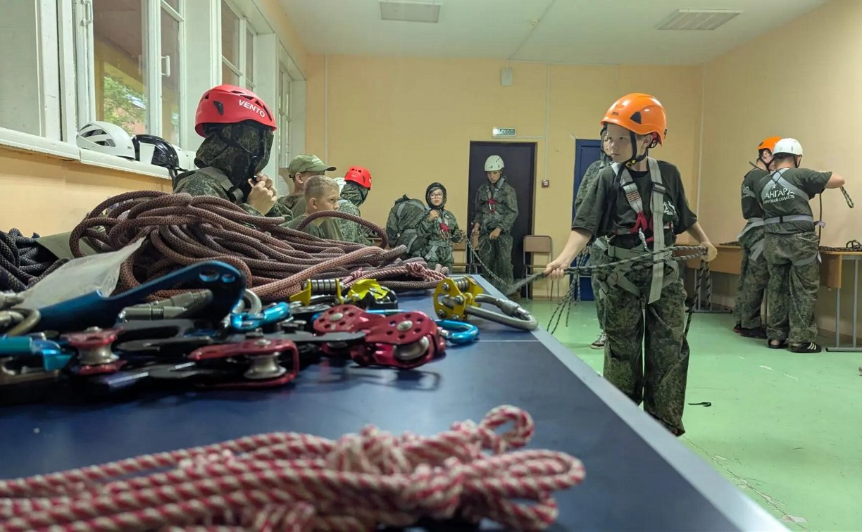 Юные сахалинцы учатся профессионально управлять беспилотными летательными аппаратами