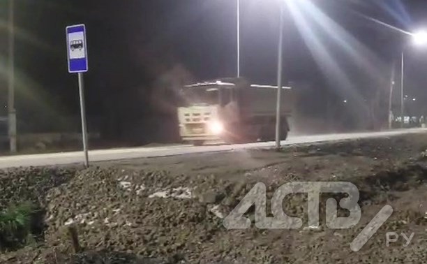 "Плевали на ограничения": большегрузы в Долинске продолжают разбивать "Тёплую долину"