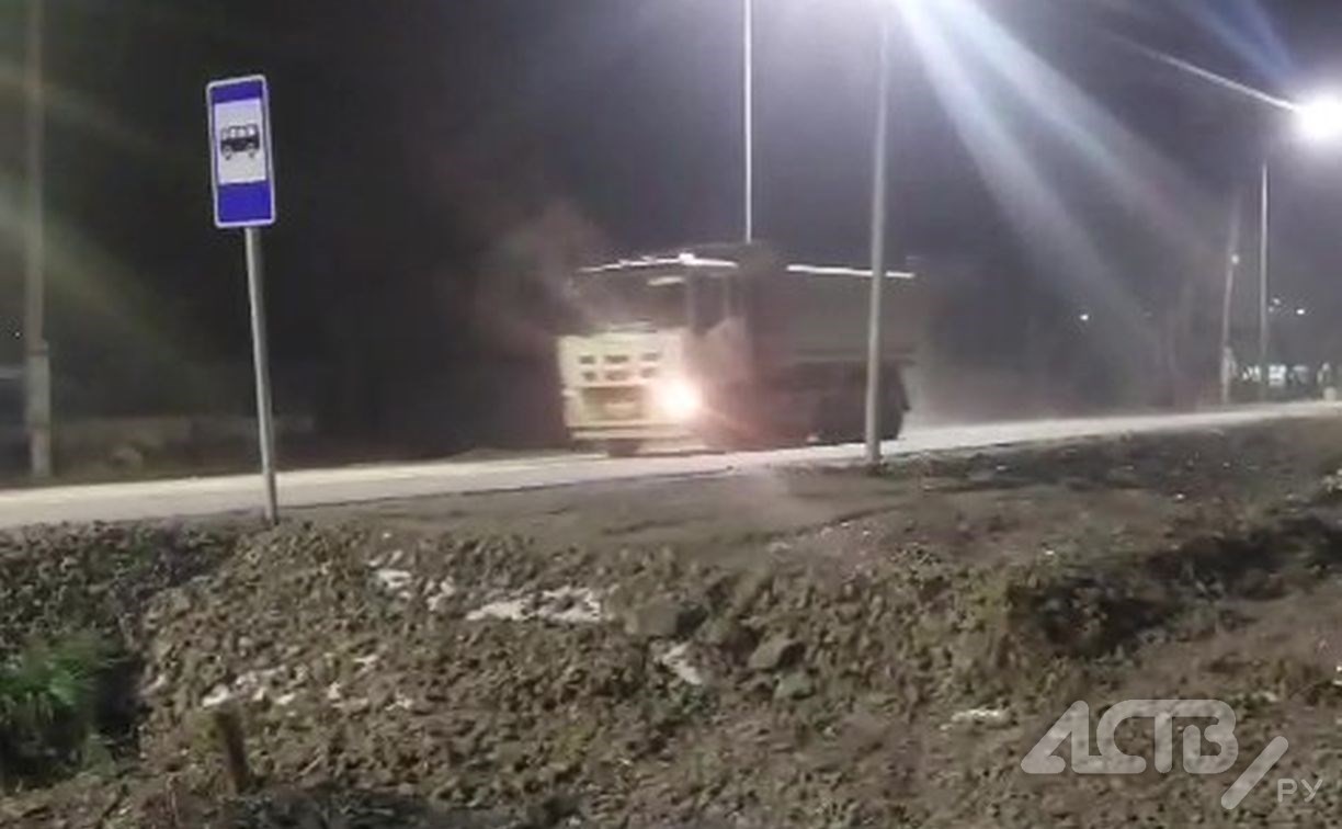 "Плевали на ограничения": большегрузы в Долинске продолжают разбивать "Тёплую долину"