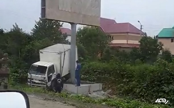 Грузовик вылетел в кювет на окраине Южно-Сахалинска