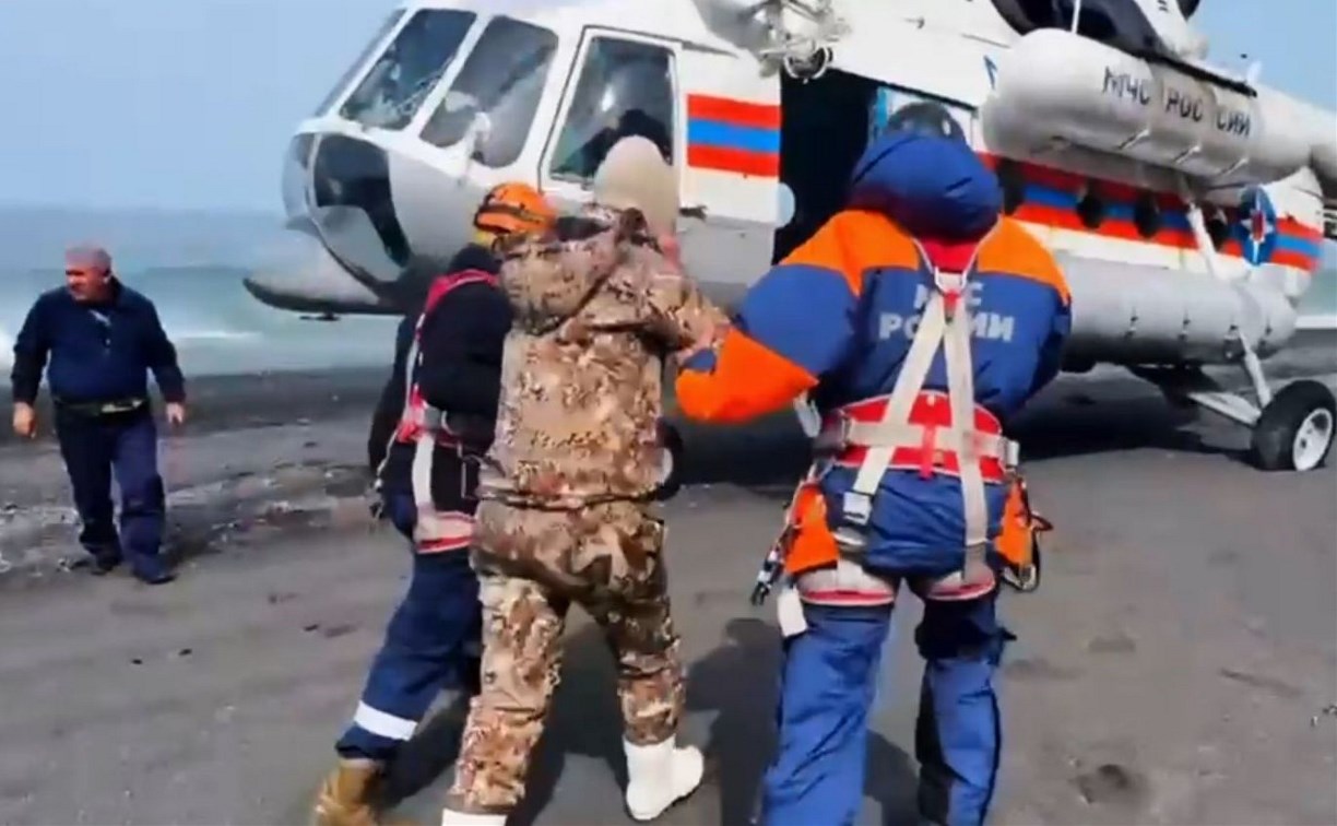На Сахалине на вертолете эвакуировали туристку, которой стало плохо у горы Крузенштерна 