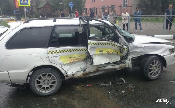 Таксист и его пассажир пострадали в ДТП в Южно-Сахалинске