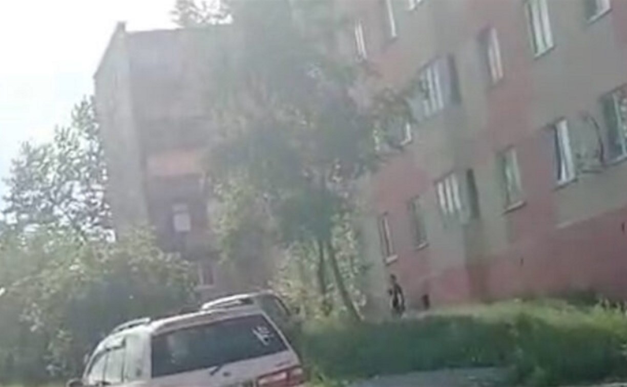 В Охе женщина выпала из окна и погибла