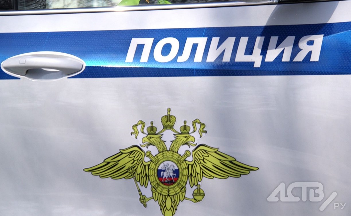 Задержанный за мелкое хулиганство сахалинец укусил полицейского за палец