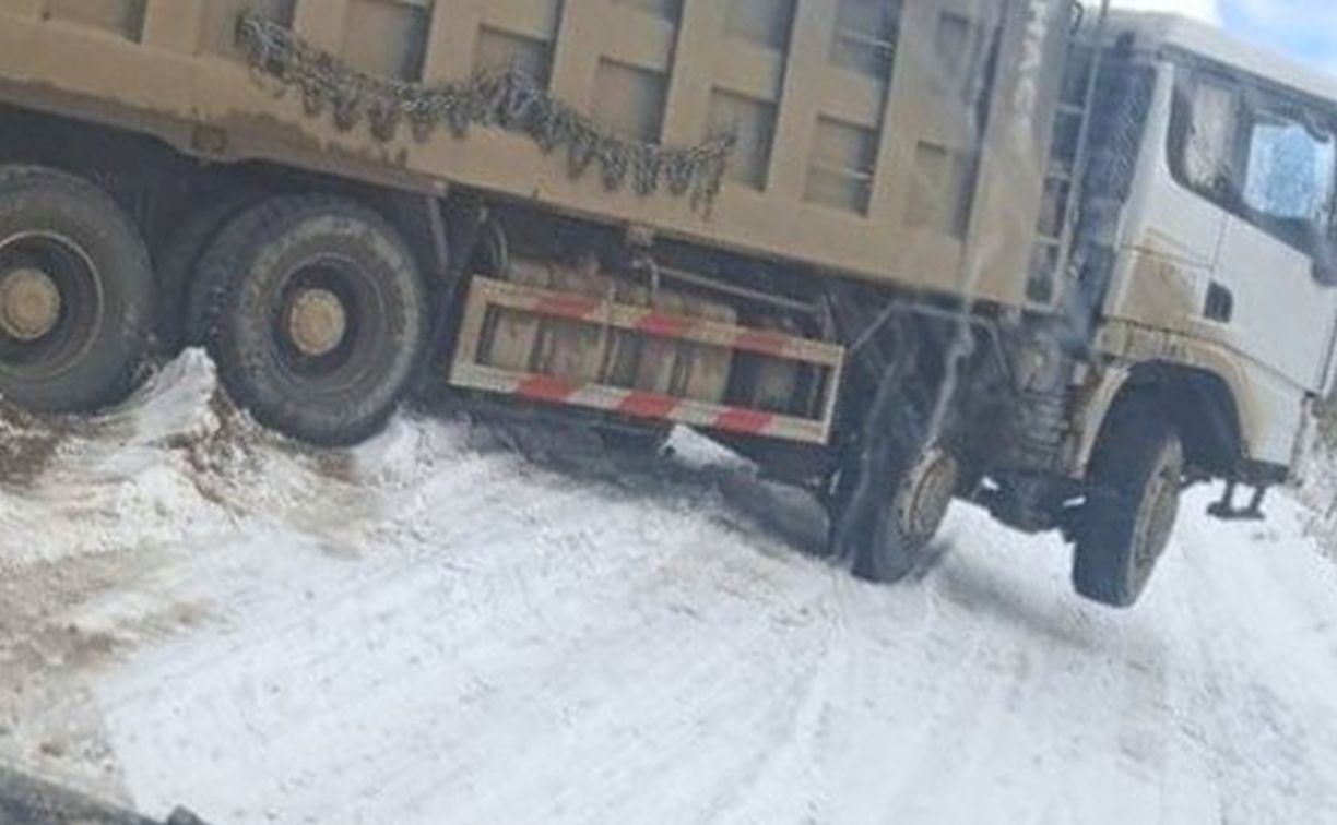 Из-за ДТП на Сахалине перекрыли участок трассы