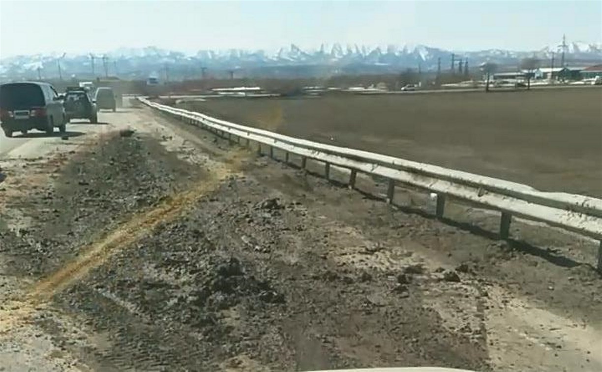 Два участка дорог в Южно-Сахалинске засыпали грязью