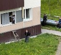 В Поронайске дети устроили "штаб" в четырехэтажном доме и громят квартиры