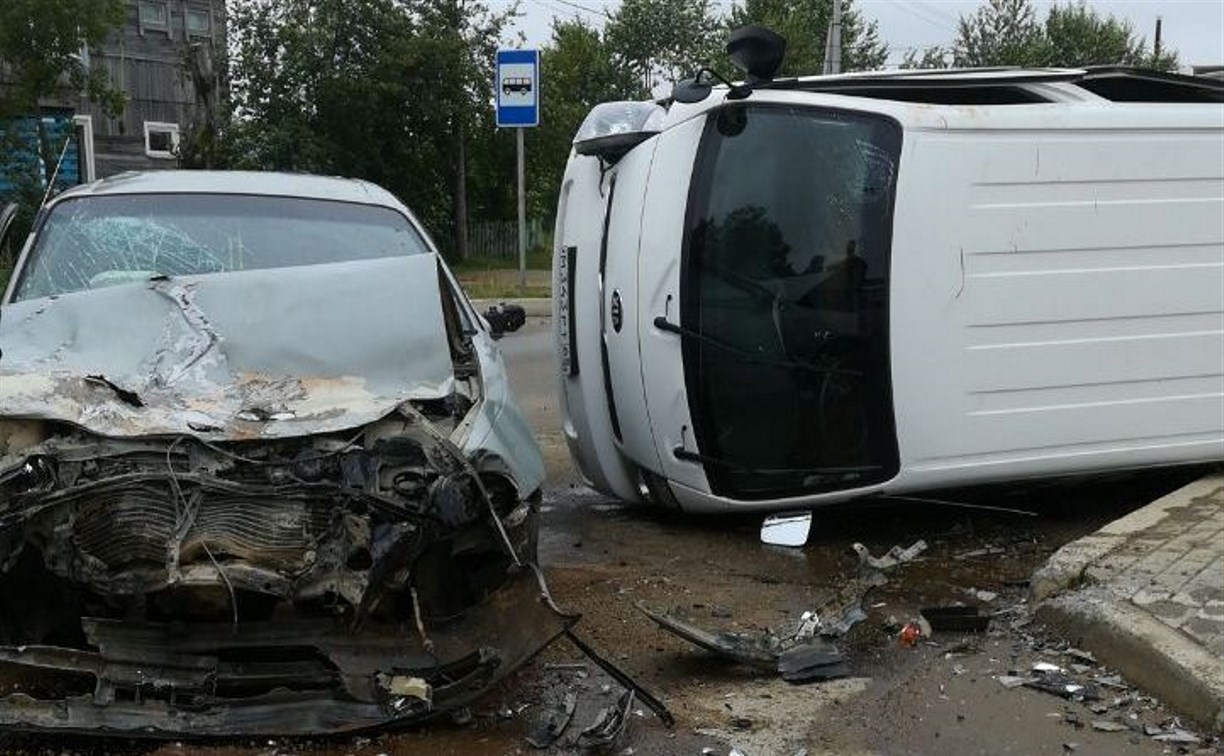Два человека пострадали при столкновении грузовика и седана в Ногликах