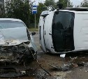 Два человека пострадали при столкновении грузовика и седана в Ногликах