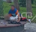 Без стыда и совести: на Сахалине нетрезвая пара занялась сексом на лавочке в сквере