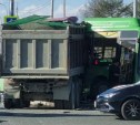 Водителя самосвала зажало после столкновения с автобусом в Южно-Сахалинске