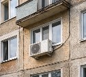 Собственникам квартир запретили самовольно устанавливать кондиционеры в окнах и на балконах