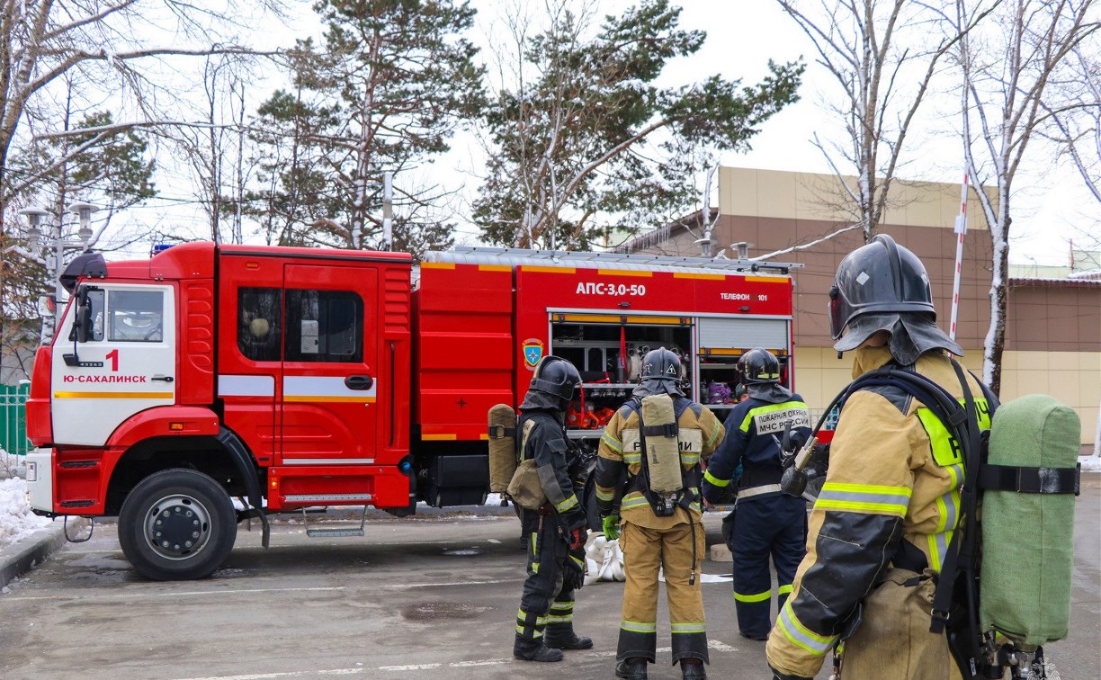 Нескольких минут хватило пожарным, чтобы ликвидировать возгорание в СНТ в Южно-Сахалинске