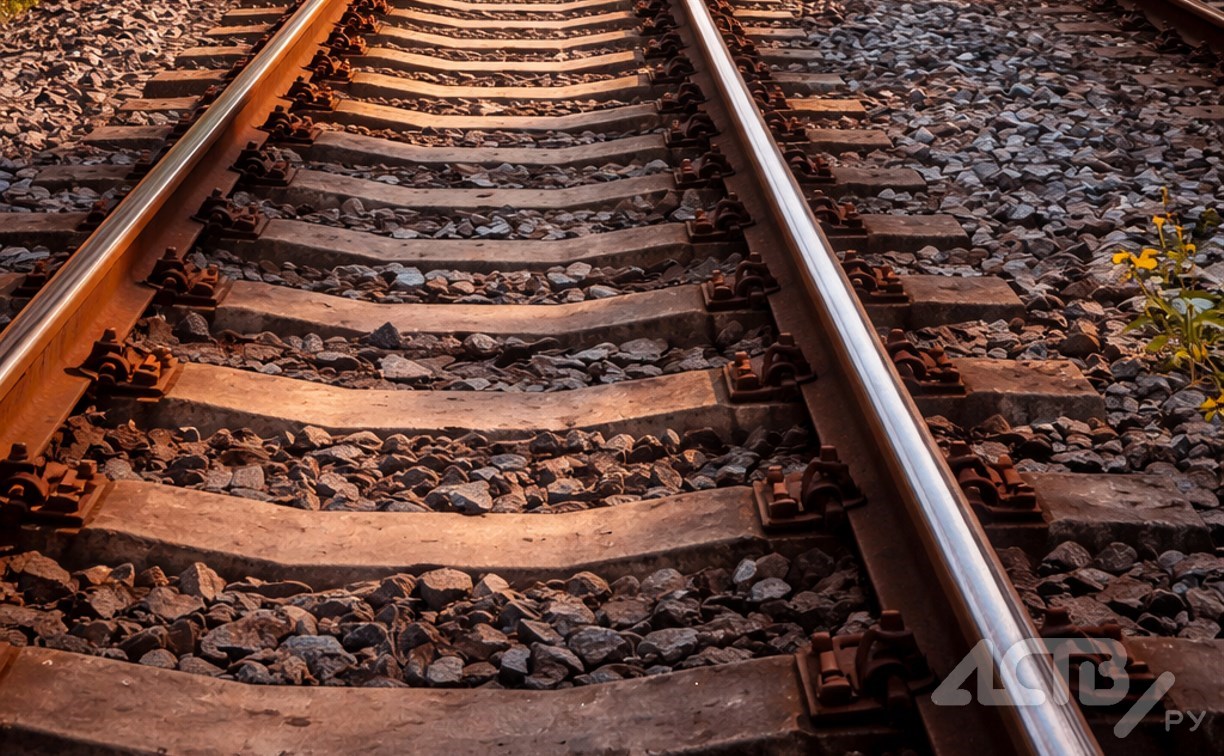 Автомобиль столкнулся с грузовым поездом на Сахалине