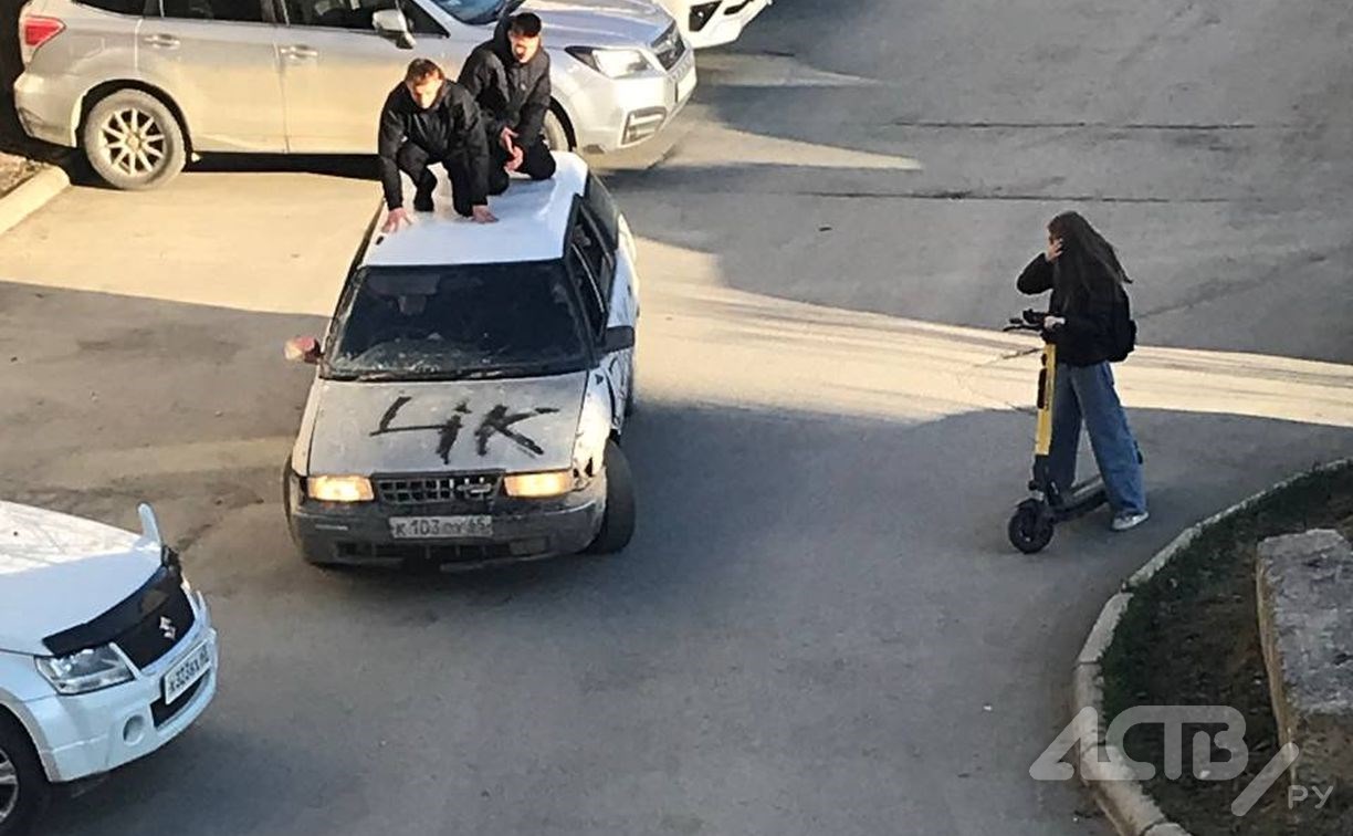 Подростки в Южно-Сахалинске устроили покатушки на крыше старенького автомобиля