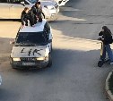 Подростки в Южно-Сахалинске устроили покатушки на крыше старенького автомобиля