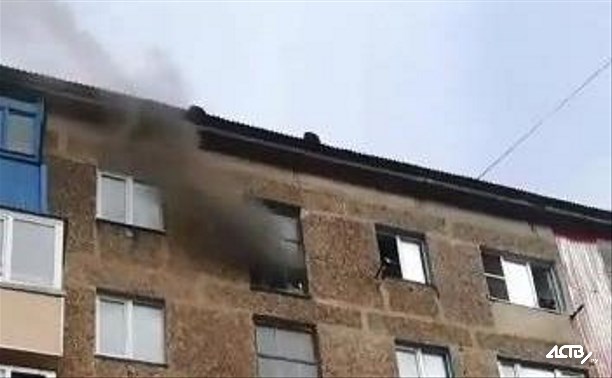 Трех человек эвакуировали спасатели при пожаре в Холмске 