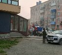 Появились кадры с места пожара в здании супермаркета "Счастье" в Корсакове