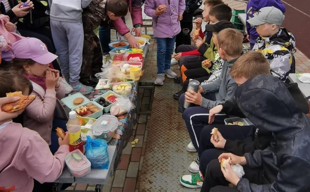 Школьники в Поронайске отметили окончание учебного года на стадионе