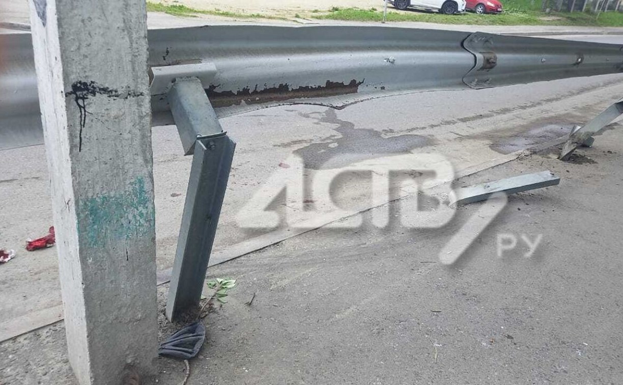 Очевидцы: в Корсакове машина не вписалась в поворот