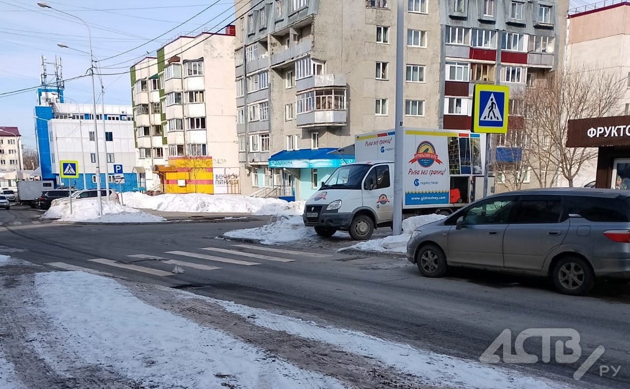 Автохам на грузовичке придумал парковаться прямо на пешеходном переходе в Южно-Сахалинске 