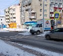 Автохам на грузовичке придумал парковаться прямо на пешеходном переходе в Южно-Сахалинске 